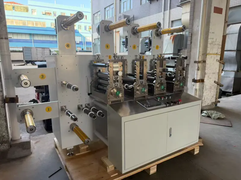 アモイ ジュンセン インテリジェントの理学療法電極用マルチステーション ロータリー ダイカッターが顧客出荷用に組み立て完了